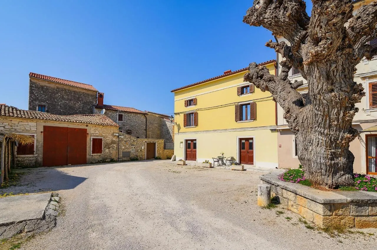 Sveti Lovreč Pazenatički Apartment Leni