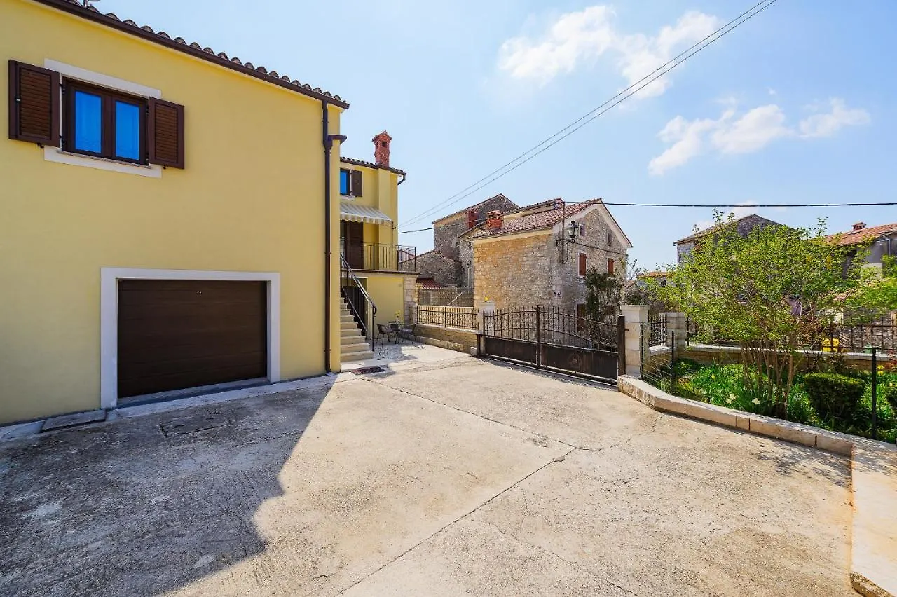 Sveti Lovreč Pazenatički Apartment Leni
