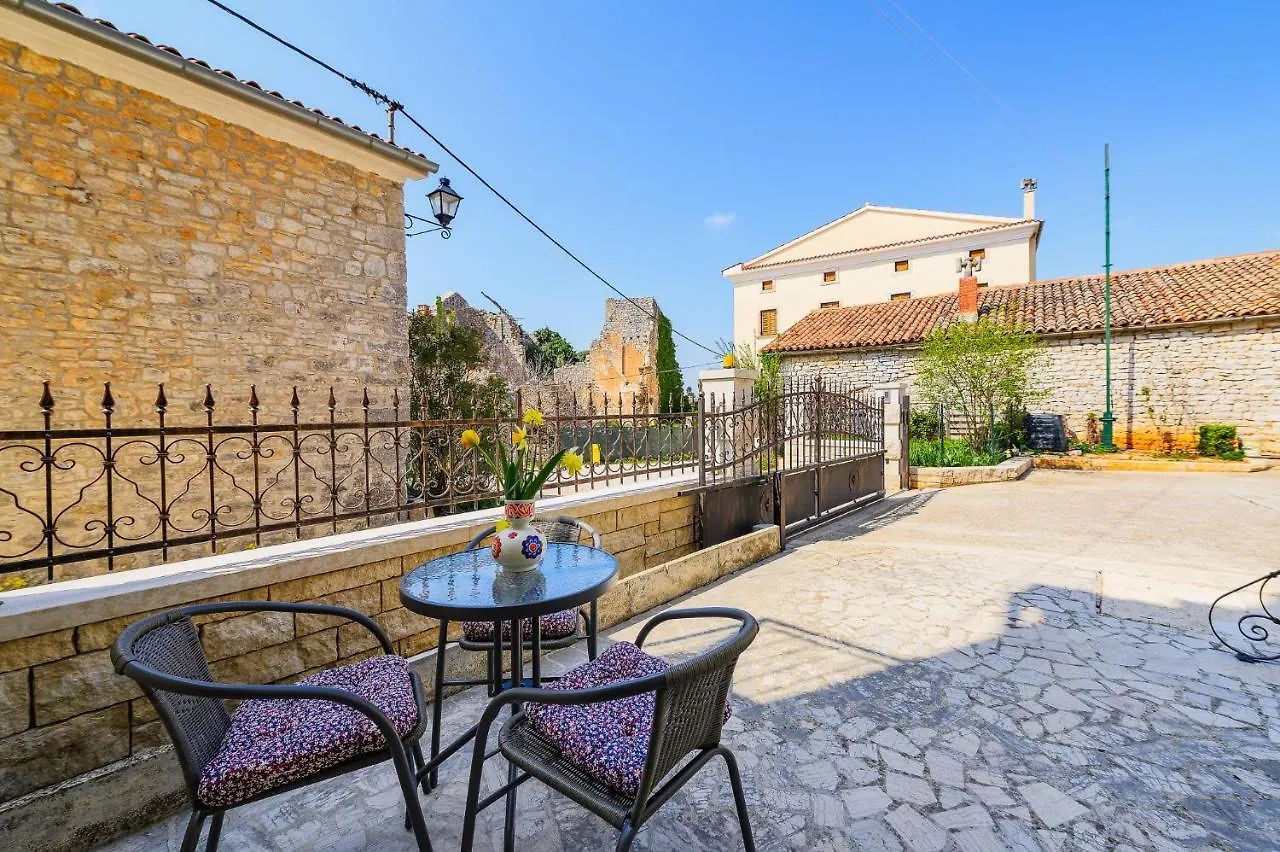 Sveti Lovreč Pazenatički Apartment Leni קרואטיה